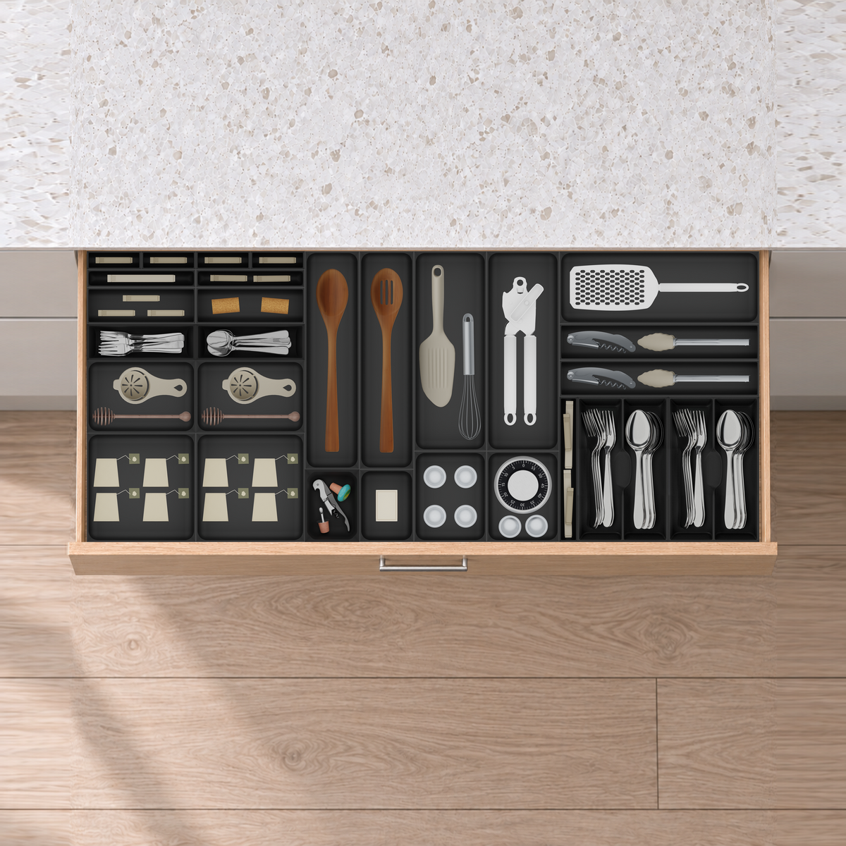 Extra-Wide Kitchen Drawer Organiser Set in Charcoal Black, fitted in an oak drawer under neutral white light. Nominal layout 472 × 1091.5 mm. Accessories shown are not included.