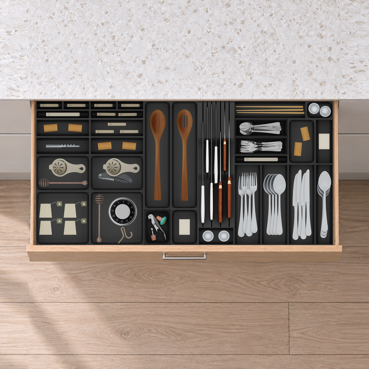 Wide Cutlery & Chef Knives Drawer Organiser Set in Charcoal Black, fitted in an oak drawer under neutral white light. Nominal layout 973.5 × 472 mm. Accessories shown are not included.