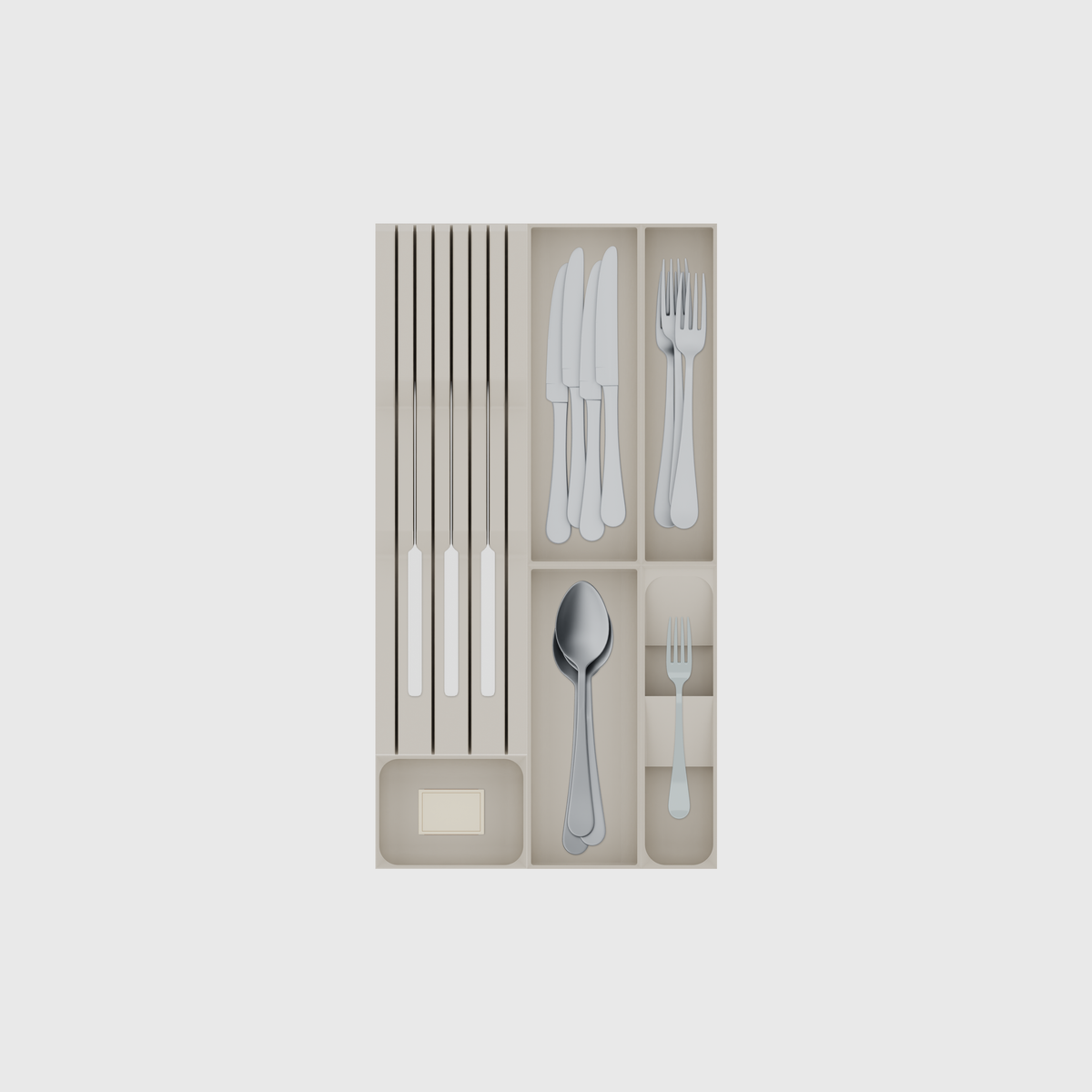 Modulaire lade-organiserset – 501,5 × 265,5 mm. Kleur: Gedempt wit. Voorbeeldinhoud: tafelmessen en keukenmessen en een luciferdoosje en andere kleine voorwerpen. Bovenaanzicht.