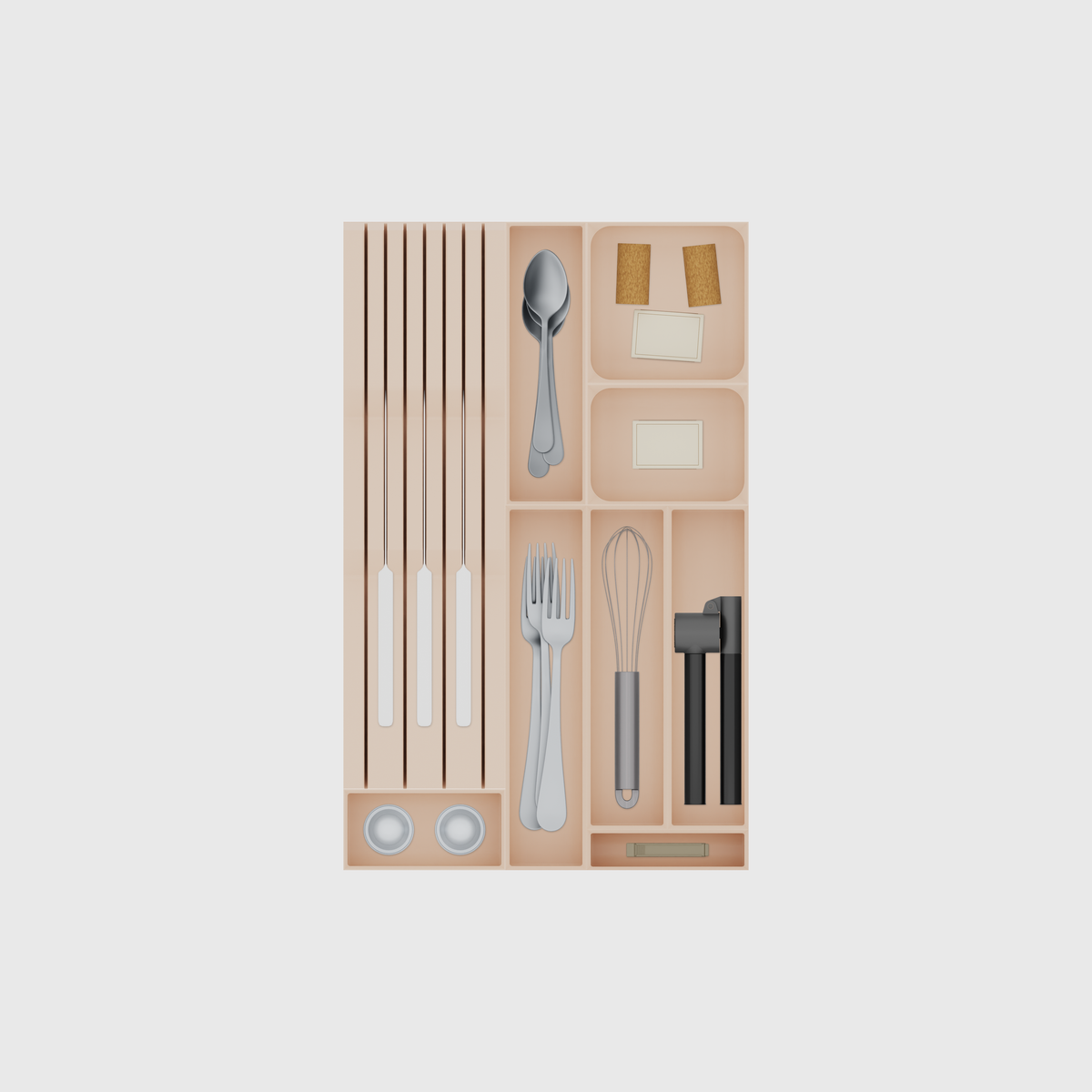 Ensemble d’organiseurs de tiroir modulaires – 472 × 295 mm. Couleur : Beige militaire. Exemples de contenu : cuillères à dessert et une pince de fermeture et des couteaux de cuisine et d’autres petits objets. Vue de dessus.