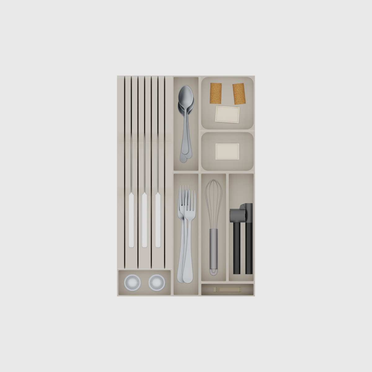 Ensemble d’organiseurs de tiroir modulaires – 472 × 295 mm. Couleur : Blanc atténué. Exemples de contenu : cuillères à dessert et une pince de fermeture et des couteaux de cuisine et d’autres petits objets. Vue de dessus.