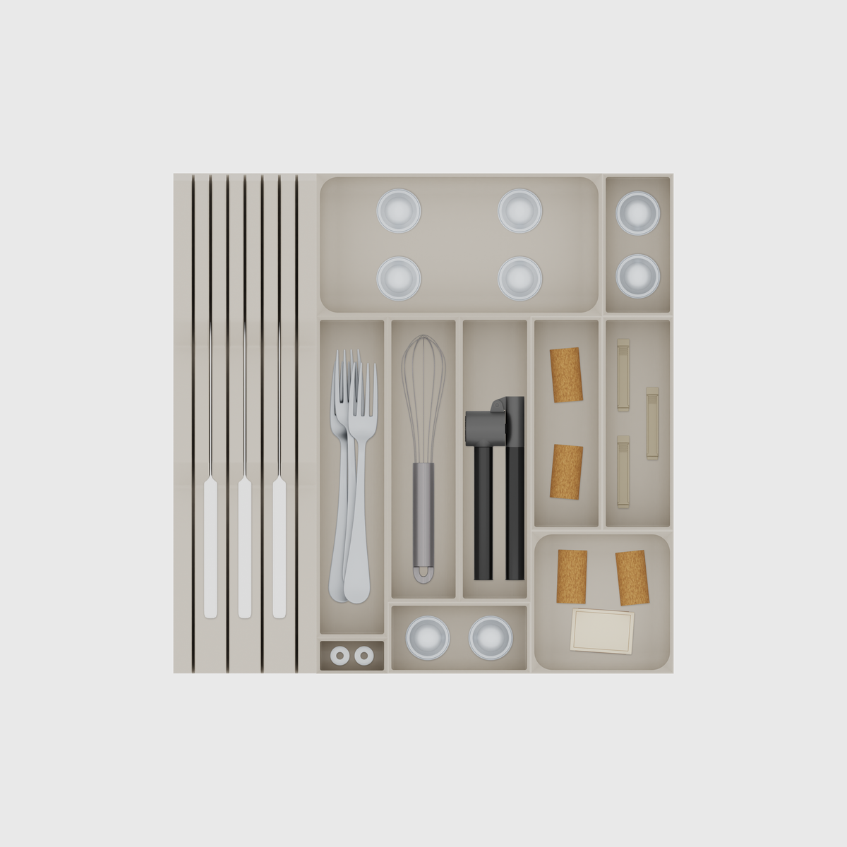 Modulaire lade-organiserset – 413 × 413 mm. Kleur: Gedempt wit. Voorbeeldinhoud: afsluitclips en keukenmessen en koffiecapsules en andere kleine voorwerpen. Bovenaanzicht.